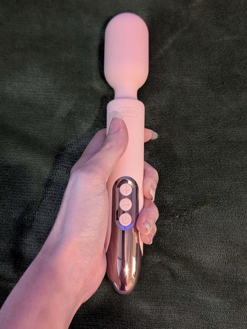 Kiiroo Pro Wand in hand